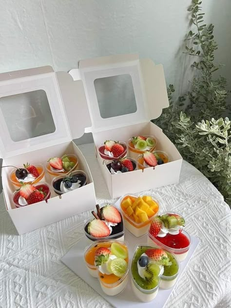 Fruit Cups Party, Pudding Packaging, Cake Decorated With Fruit, Kue Macaroon, Food Photography Dessert, Food Set Up, Food Business Ideas, Jello Desserts, Healthy Food Menu