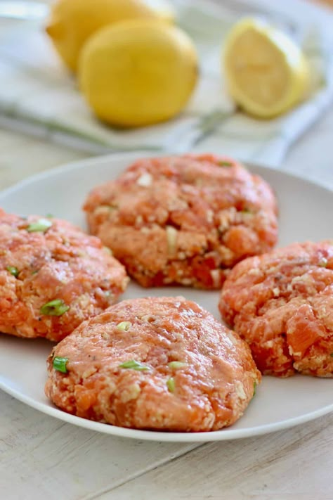 Fish Burger Patty, Salmon Burger Patties, Salmon Burger Recipe Healthy, Grilled Salmon Patties, Salmon Burger Air Fryer, Baked Salmon Burgers, Fresh Salmon Burger Recipe, Fresh Salmon Patties Recipe Easy, Salmon Burgers In Air Fryer