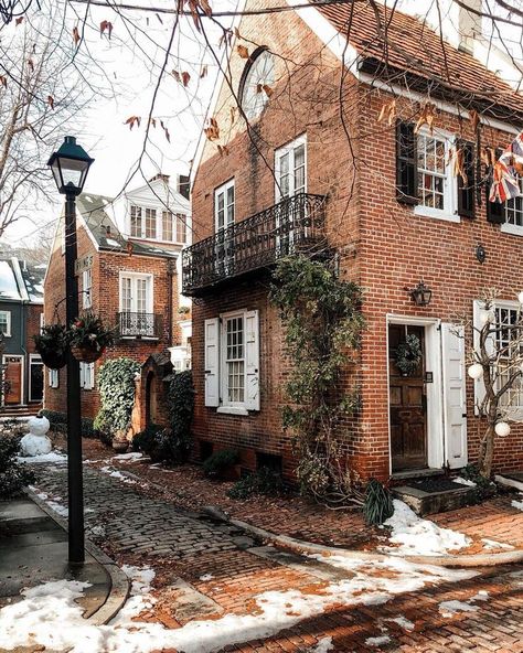 Old New England Homes, England Houses, England House, Melting Snowman, Casas The Sims 4, New England Homes, Washington Square, Row House, Cute House