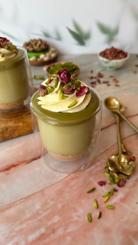 Pistachio Cheesecake Recipe, Pistachio Dessert Pudding, Cheesecake Cups Recipe, Cherry Pistachio, Pistachio Dessert, Pistachio Cheesecake, Cheesecake No Bake, Dessert Shots, Written Recipes