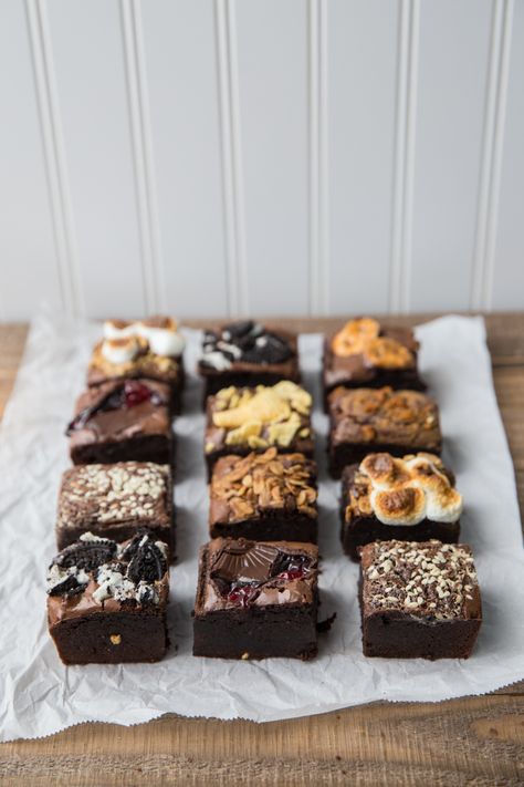 Brownie Ideas Decoration, Variety Of Brownies, How To Pack Brownies For A Bake Sale, Brownies Display Ideas, Brownie Party Ideas, Brownie Tray Presentation, Toppings For Brownies, Brownies Toppings Ideas, Brownie Toppings Ideas