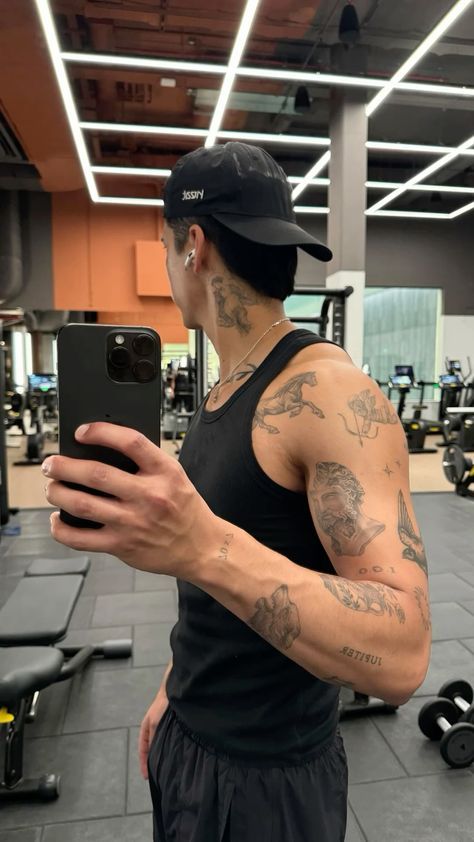 Shoulder And Arm Tattoo, Tattoo Homme, Circular Tattoo, Matching Best Friend Tattoos, Small Girly Tattoos, Small Shoulder Tattoos, Simple Tattoos For Guys, Men Tattoos Arm Sleeve, Wrist Tattoos For Guys