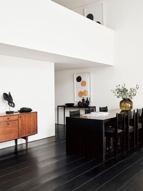 Ulrika lundgren minimalist monochrome home Amsterdam Townhouse, Black Floorboards, Monochrome House, Oak Floorboards, Black Kitchen Island, Living Room Styles, Kitchen Dinning Room, Swedish Fashion, Iconic Furniture