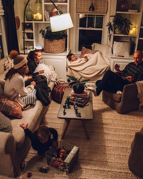 Perfect Life Aesthetic Family, Hanging With Family Aesthetic, With Family Aesthetic, Good Family Relationships, Family Reading Room, Family Together Aesthetic, Family Happy Aesthetic, Quality Family Time Aesthetic, Christmas With Family Aesthetic