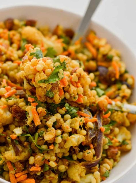 Close up of curried couscous salad with cauliflower, carrots, raisins and almonds. Protein Pasta Salad, Curried Couscous, Cauliflower Couscous, Peanut Salad, Winter Veggies, Clean Eating Salads, Curry Spices, Couscous Salad, Curry Sauce