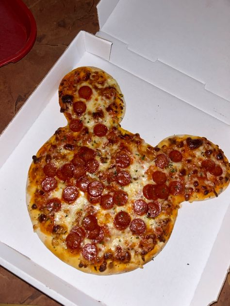 #europe #travel #travels #travelling #backpacking #holiday #summer #sun #instapic #paris #france #disneyland #disney #disneylandparis Mickey Mouse Pizza, Disneyland (paris), Holiday Summer, Disney Holiday, Disney Dining, Disney Scrapbook, Disneyland Paris, Anaheim, Disney Channel