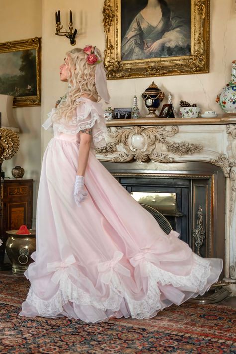 Spun Sugar O'Hara Gown Couture, Haute Couture, Hoop Skirt Dress Gowns, Wedding Dress With Hoop Skirt, Sitting Poses Dress, Cute Gowns, Southern Belle Dresses, Pink Dress Elegant, Southern Belle Aesthetic