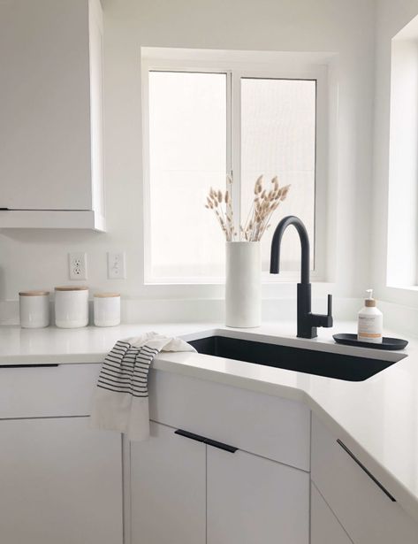 White Kitchen With Black Sink Ideas, Black Matte Sink Kitchen, Black Counter White Sink, Gunmetal Sink Kitchen, Dark Sink Kitchen, Kitchens With Stainless Steel Sinks, Stainless Sink Black Faucet, White Countertops Black Sink, Stainless Steel Sink Black Faucet