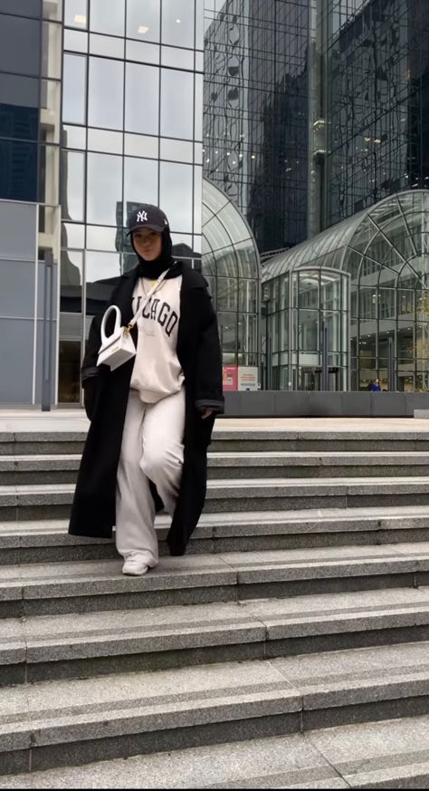 Tracksuit Outfit Aesthetic, Women Tracksuit Outfit, Winter Modest Outfits, Modest Ootd, Modest Outfits Muslim, Outfits Muslim, Aesthetic Tips, Outfit Modest, Stile Hijab