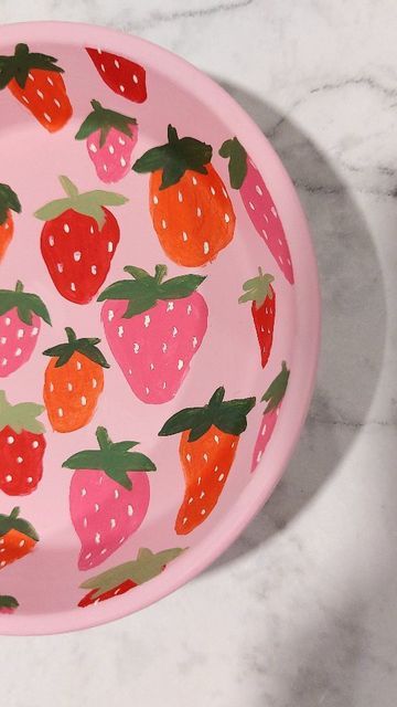 Preppy Pottery, Pottery Painting Strawberries, Strawberry Pottery Painting, Ceramic Art Painting Ideas, Ceramic Pottery Painting, Platters Ideas, Strawberry Painted Mug, Strawberry Pottery Bowl, Hand Painted Strawberry Bowl