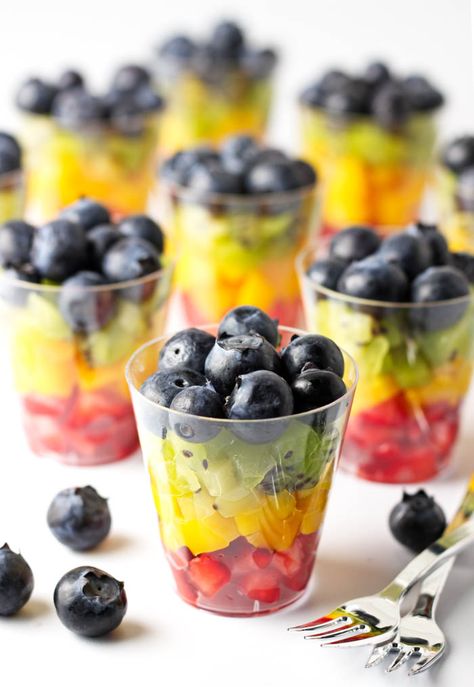 Rainbow Fruit Cups, Wedding Horderves, Cup Desserts, Fruit Appetizers, Dessert Containers, Fruit Platter Designs, Fruit Cup, Single Serve Desserts, Festive Food