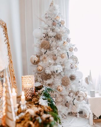 White Tree With Gold Decorations, White Tree Gold Ornaments, White Christmas Tree With Gold Ornaments, White Christmas Tree Gold Decorations, White And Rose Gold Christmas Tree, Best Christmas Tree Decorations, Rose Gold Christmas Tree, White Christmas Tree Decorations, Floral Christmas Tree