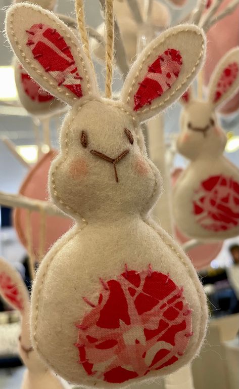 100% wool felt hanging Easter bunny plushie Recycled stuffing Felt Easter Crafts, Easter Felt, Felt Plushie, Felt Craft Projects, Felt Ornaments Patterns, Easter Craft Decorations, Spring Decorations, Easter Bunny Crafts, Spring Easter Crafts