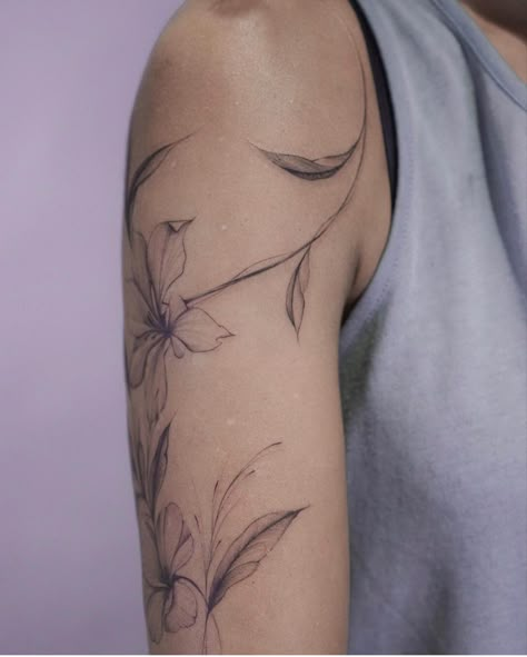 Upper Arm Tattoo Women, Vine Shoulder Tattoo, Elegant Flower Tattoo, Beautiful Flower Tattoos For Women, Tattoos For Women Elegant, Unique Flower Tattoos, Exotic Flower Tattoos, Floral Wrap Around Tattoo, Naruto Tattoos