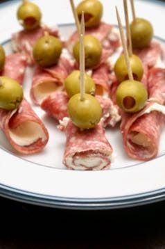 Salami Cream Cheese Bites Salami Cream Cheese, Salami Appetizer, Cream Cheese Bites, Cheese Tower, Olive Appetizer, Cream Cheese Appetizer, Charcuterie Recipes, Cheese Bites, Cheese Appetizers