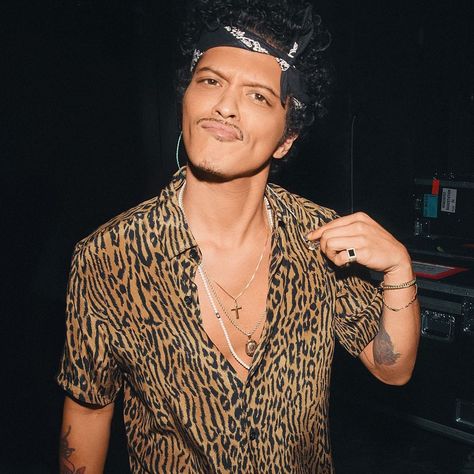 Bruno Mars on Instagram: “😏” Famous Male Singers, Bruno Mars Pfp, Bruno Mars Hair, Bruno Mars Grammys, Bruno Mars Aesthetic, Bruno Mars Album, The Perfect Guy, Bruno Mars, Fav Celebs