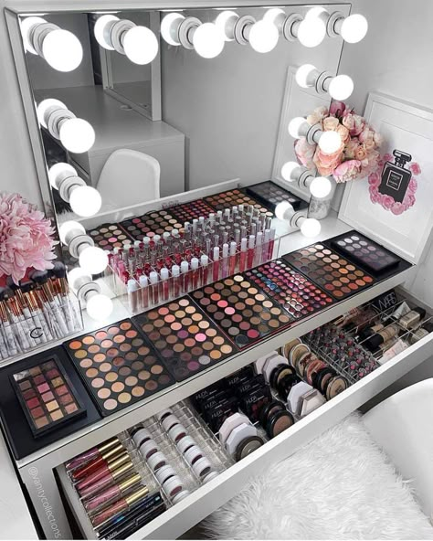 De un sueño ❤️ Koleksi Makeup, Rangement Makeup, Penyimpanan Makeup, Makeup Beauty Room, Makeup Vanities, Makeup Room Decor, Ikea Malm, Glam Room, Makeup Rooms