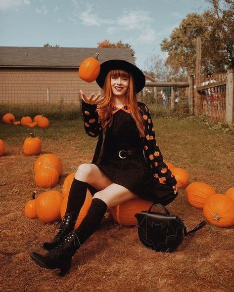 Easy witch costume ideas for women Kawaii, Cute Witch Costume, Halloween Fashion Outfits, Retro Filter, Witch Costumes, Pumpkin Outfit, Airbrush App, Witch Fashion, Halloween Photoshoot