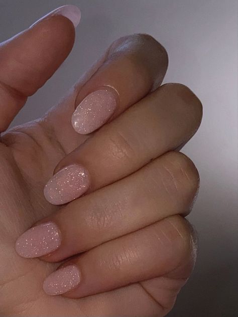 Simple Nail Art Glitter, Round Nails Sparkle, Pale Sparkle Nails, Simple Pink Sparkly Nails, Natural Glitter Nail Designs, Glittery Pink Gel Nails, Glitter Fake Nails, Pink Sparkly Acrylic Nails Glitter, Sheer Pink Glitter Nails