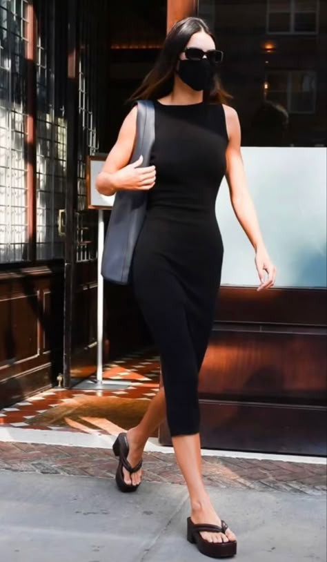 Black Casual Mini Dress, Dress And Platform Sandals Outfit, Dresses With Platform Sandals, Kendall Jenner Sandals, Kendall Jenner Dress Outfits, Spring Platform Sandals, Platform Sandals Outfit Aesthetic, Kendall Jenner Black Dress, How To Style Platform Sandals