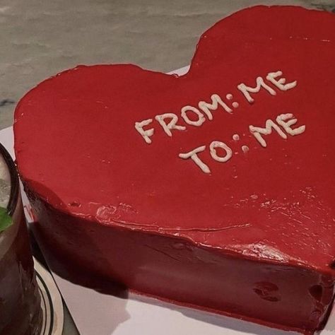 Loving Him Was Red, Red Cake, Heart Shaped Cakes, Taylor Swift Red, Red Taylor, Taylor Swift Album, Red Aesthetic, Taylor Alison Swift, Be My Valentine