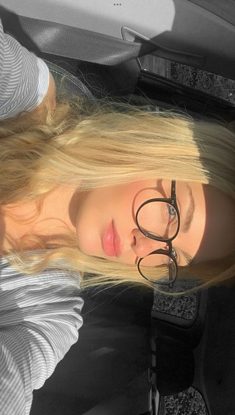 Black Glasses Blonde Hair, Glasses For Blonde Hair And Blue Eyes, Glasses For Blondes, Blonde Hair With Glasses, Cute Girls With Glasses, Blonde Hair And Glasses, Blonde Girl With Glasses, Mia Khilaf Glasses, Glasses Blonde Hair