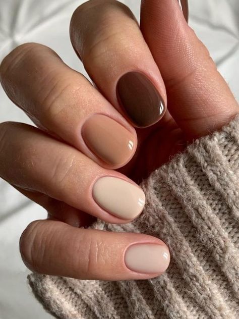 5 Color Nails Fall, Simple Nail Designs Gel Natural, Fall Minimal Nails, Simple Fall Manicure, Coffee Gel Nails, Coffee And Cream Nails, Fall Nails Browns, Call Nail Colors 2023, Autumn Simple Nails