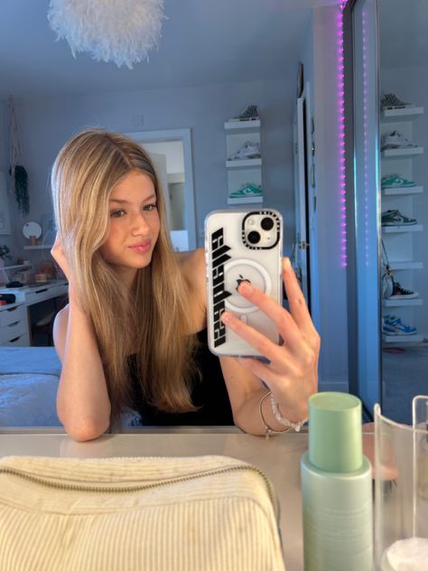 Christmas Selfie, Isabella Grace, Pretty Blonde Hair, Cute Crush Quotes, Mirror Selfie Poses, Profile Pictures Instagram, Mirror Pic, Cute Selfie Ideas, Insta Photo Ideas