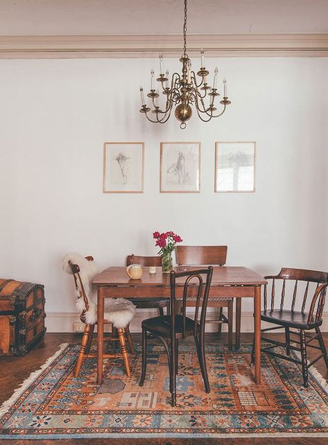 Mismatched Dining Chairs, Mismatched Chairs, Woven Dining Chairs, Chic Dining Room, Interior Vintage, Ideas Hogar, Loft Design, A Rug, Dining Room Inspiration