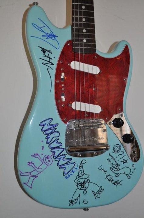 signed Nirvana guitar...oh yeeaaahh. Can't afford to look at it. Signed Guitar, Nirvana Guitar, Marla Singer, Krist Novoselić, Nirvana Kurt Cobain, Best Guitar Players, Nirvana Kurt, Cool Electric Guitars, Dave Grohl