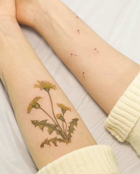 27 Amazing Dandelion Tattoo Ideas to Inspire You in 2024 Dandelion Tattoo Ideas, Dandelion Tattoos, Dandelion Tattoo, Tattoo Instagram, Beauty Mark, Dandelion Flower, Art Appreciation, Maple Leaf Tattoo, Flower Tattoo