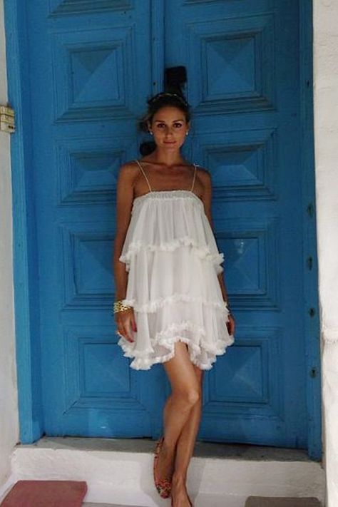 Olivia Palermo - Summer Style in Greece Honduras Fashion, Estilo Olivia Palermo, Pool Dress, White Ruffle Dress, Olivia Palermo Style, Elegante Casual, Looks Street Style, Olivia Palermo, Look Chic