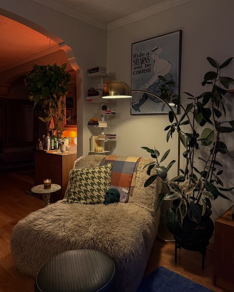 Moments in our LA apartment ⛅️🍁🕯️💕 #interior #colorfulhome #solebich #apartmentdecor Apartment 70s Aesthetic, Architectural Digest Apartment, Tiktok Apartment Aesthetic, New York Cozy Apartment, Colourful Apartment Decor, Artsy House Interior, Future Apartment Decor Aesthetic, Street Style Apartment, Gen Z Apartment