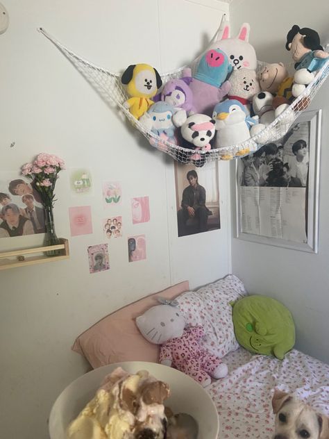 Kpop bts plushies Room With Plushies, Bts Plushies, Net Room, Stuffed Animal Net, Ideas Cuarto, Kpop Room, Cute Bedroom Decor, Room Transformation, Dream Room Inspiration