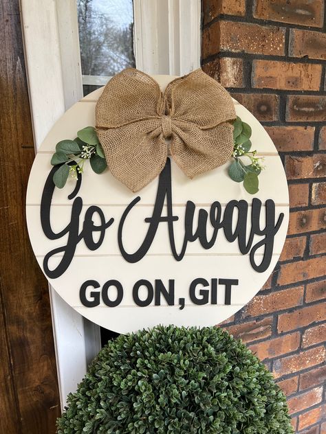 Snarky Welcome Signs, Homemade Door Signs, Front Door Sign Ideas, Funny Door Hangers, Coop Signs, Funny Door Signs, Etching Ideas, Funny Housewarming Gift, Pizza Pans