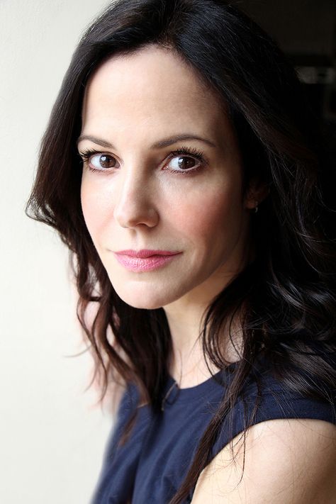 Try not to tear up a little as Mary-Louise Parker reads a letter from her debut book, Actors & Actresses, Mary Karr, Mary Louise Parker, Musa Fitness, Actor Headshots, Famous Women, Celebrities Female, Close Up, Hollywood