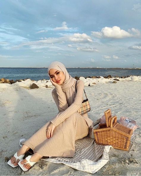 Beach Hijab Outfit Ideas, Hijab Beach Outfit, Hijabi Beach Outfit, Beach Outfit Hijab, Summer Fashion Outfits Beach, Hijab Beach, Tutorial Hijab Pashmina, Rok Outfit, Hijab Fashion Summer