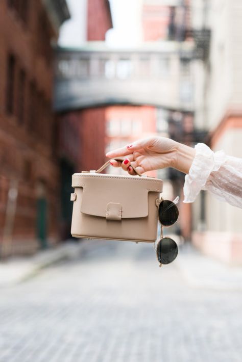 Hand Bag Photography, Bag Photography Ideas, Handbag Photography, Bags Photography, Shooting Bags, Bag Photography, Desain Tote Bag, Wendy's Lookbook, Fashion Still Life