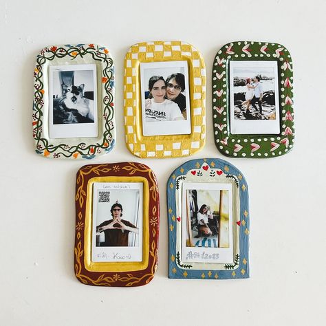 Diy Instax Frame, Air Dry Clay Frame Ideas, Clay Polaroid Stand, Ceramic Frame Ideas, Air Dry Clay Photo Frame, Polymer Clay Polaroid Holder, Ceramic Polaroid Holder, Clay Wall Art Diy Ideas, Air Dry Clay Picture Frame