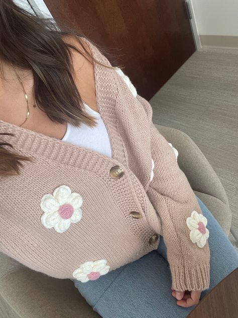 Cozy flower cardigan, fall look, office look, winter outfit, warm outfit, cardigan outfit, casual, cute look, Outfit With Beige Cardigan, Flower Cardigan Outfit, Beige Cardigan Outfit Fall, Trendy Cozy Fit Cardigan, Cozy Spring Cardigan, Trendy Cozy Fit Winter Cardigan, Spring Cozy Fit Cardigan, Casual Cardigan Outfits, Cozy Cardigan Outfit