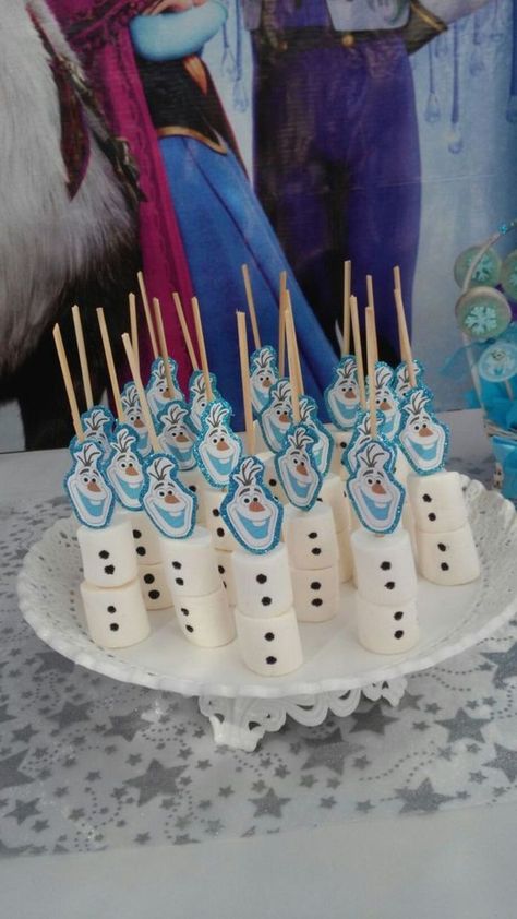 Elsa Party Snacks, Elsa Cake Birthday, Frozen Cupcake Ideas, Frozen Birthday Treats, Frozen Cupcakes Birthday, Frozen Cake Ideas Birthdays, Frozen Dessert Table, Frozen Party Decor, Frozen 3rd Birthday