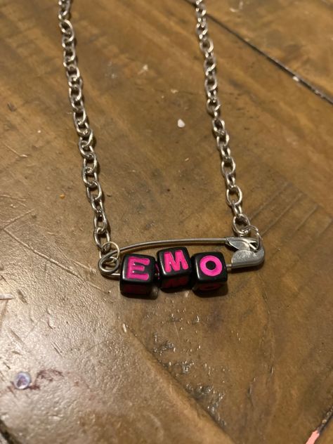 Emo Wire Jewelry, Diy Punk Necklace, Emo Beaded Necklace, Punk Craft Ideas, Diy Emo Jewelry, Diy Scene Accessories, Diy Emo Accessories, Punk Gift Ideas, Safety Pin Beads