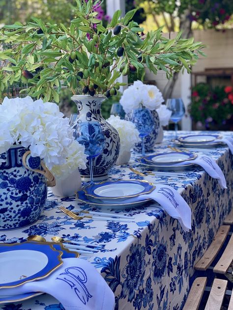 Chinoiserie Party, Blue And White Garden, Blue And White Tablescapes, Garden Dinner Party, Blue Table Settings, Garden Dinner, White Table Settings, Beautiful Tablescapes, Blue Chinoiserie