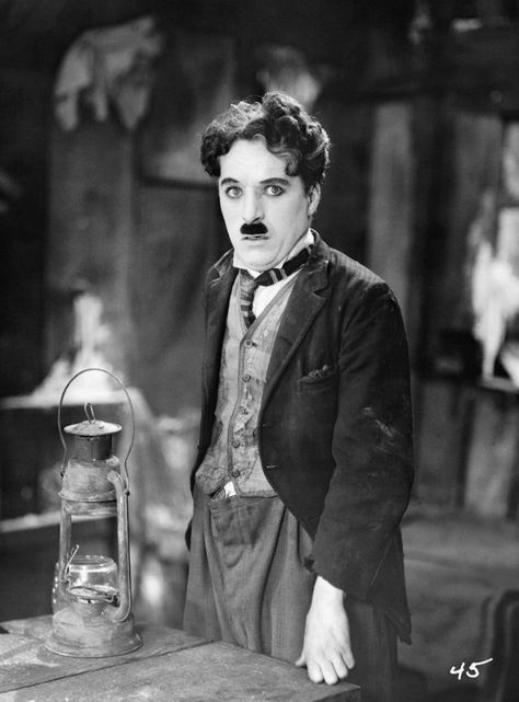 Charles Chaplin in "The Gold Rush" (1925) Charlie Chaplin Quotes, Don Vito Corleone, Chaplin Film, Charles Spencer Chaplin, The Gold Rush, Charles Spencer, Ursula Andress, Photo Star, Charles Chaplin