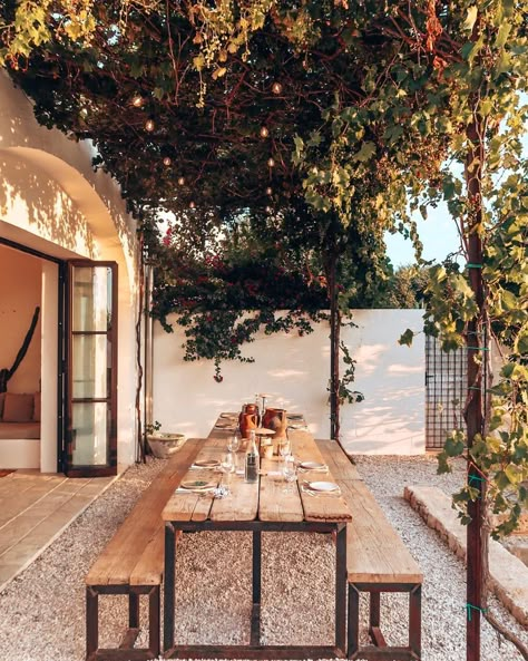 Masseria Moroseta, Ostuni Puglia, Pergola Design, Backyard Inspo, Pergola Designs, Interior Modern, Spanish Style, Back Garden, Wooden Table