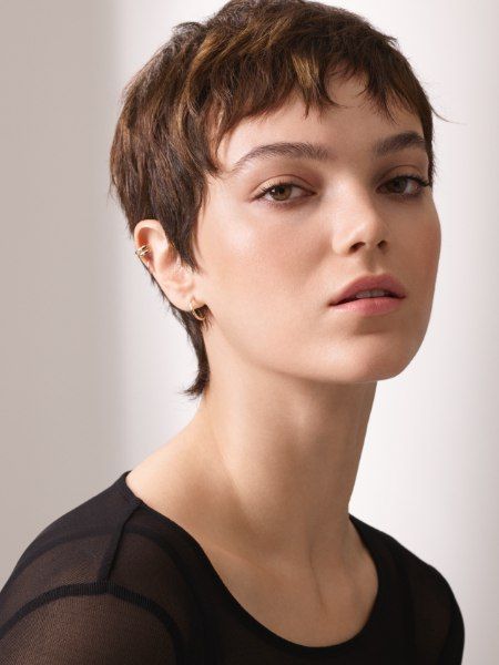 Hairstyles Aesthetic, Really Short Hair, Short Brown Hair, Hair Inspiration Short, Very Short Hair, Penteado Cabelo Curto, Short Pixie Haircuts, Short Hair Haircuts, Short Hair Styles Pixie