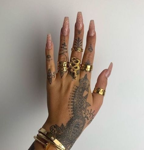 Delicate Tattoos For Women, Tattoos Hand, Mandala Hand Tattoos, Jagua Henna, Wrist Tattoo Designs, Tattoo Placements, Henna Inspired Tattoos, Finger Tattoo For Women, Hand And Finger Tattoos