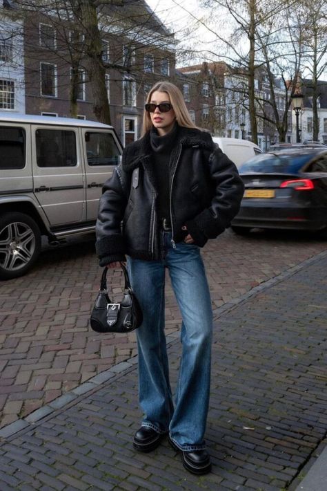 Wide leg jeans are getting more and more popular. Google Trends shows that people have been searching for them a… Wide Leg Pants Outfit Ideas, Wide Leg Jeans Winter, Fall Teacher Outfits, Chic Wide Leg Pants, Fall Inspo Outfits, Wide Leg Jeans Outfits, Wide Leg Outfit, Nyc Winter Outfits, Pants Outfit Ideas