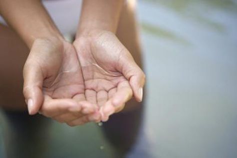 Hands Holding Water, Koi Aquarium, Goldfish In A Bowl, Aqua Culture, Cupped Hands, Water Drawing, Beauty Spot, Hand Reference, Hands Holding