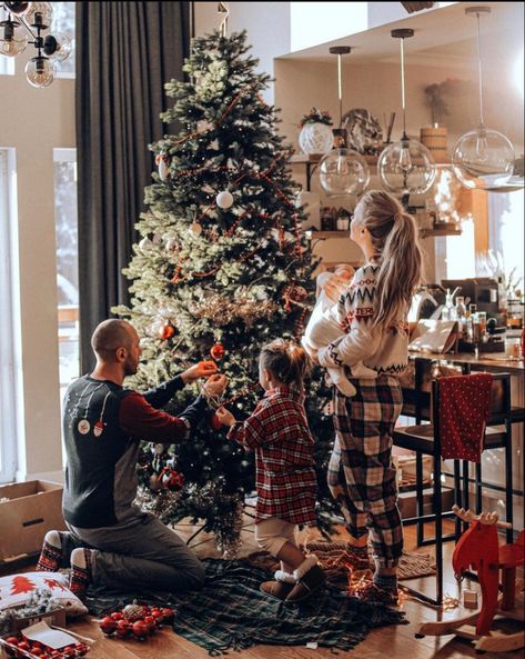 Family Christmas Astethic, New Year Family Photo Ideas At Home, Christmas Family Photos Aesthetic, I’m Home Family Christmas Photos, In Home Family Christmas Photos, Christmas Morning Aesthetic Family, New Year Photoshoot Ideas Family, Cozy Christmas Photoshoot Family, Christmas Family Aesthetic